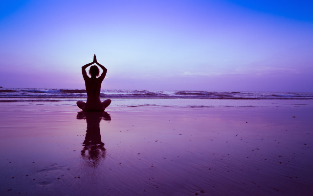 Yoga im Büro: 7 Übungen gegen Nacken- und Rückenspannung